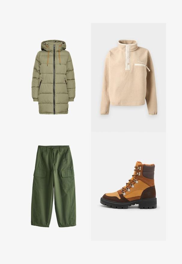 Olivenfarvet polstret jakke med hætte, sort lynlås og orange snoredetaljer. Har to sidelommer og elastiske ærmer.; Beige fleecepullover med ståkrave, tre trykknapper og lynlåslomme på brystet med hvid kant.; Olivenfarvede cargobukser med snor i taljen, bæltestropper, sidelommer og klaplommer på lårene, løs pasform med elastiske manchetter.; Timberland CORTINA VALLEY - Snørestøvletter - wheat
