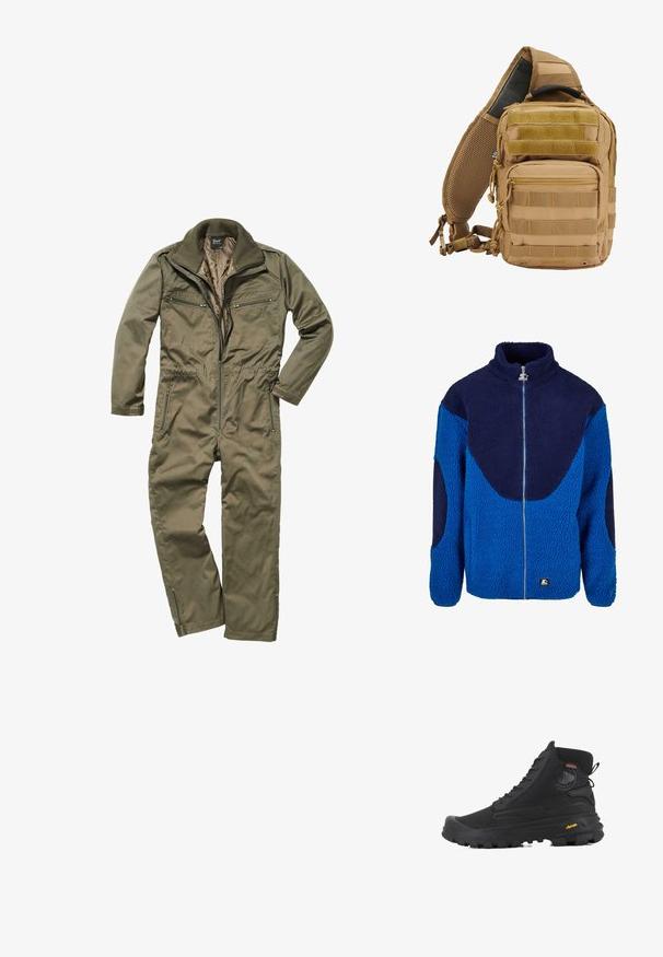 Blå og marineblå fleecejakke med høj krave, fuld frontlynlås og tekstureret stof. Har kontrasterende store paneler og et mærket patch.; Oliven grønt jumpsuit lavet af holdbart stof, med lynlås foran, ribbet krave og flere lynlåslommer på brystet og siderne.; Sorte høj-top støvler med en tekstureret overflade, der har et vandtæt design, snøresystem og en markant gummisål med Vibram-branding.; Tan taktisk rygsæk med flere lommer, webbing remme, polstret mesh ryg, lynlåse og forstærkede sømme for holdbarhed.