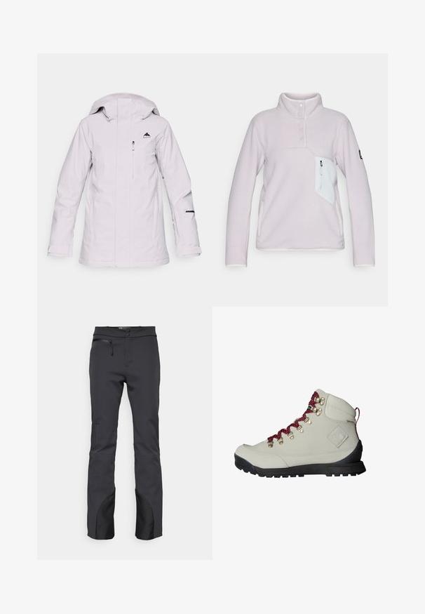 Lichtgrijze waterdichte jas met een ritssluiting aan de voorkant, verstelbare capuchon en zwart logo op de borst. Beschikt over ritszakken en zwarte accenten.; Lichtpaarse fleece pullover met een hoge kraag, drie knopen aan de voorkant en een witte ritsborstzak. Bevat contrasterende witte afwerking.; Zwarte outdoorbroeken van technische stof, met een ritszak, een platte tailleband en zwarte accenten op de manchetten.; Beige wandelschoen met rode veters, metalen oogjes en een gestructureerd oppervlak. Heeft een stevige zwarte zool en een opvallend logo op de zijkant.
