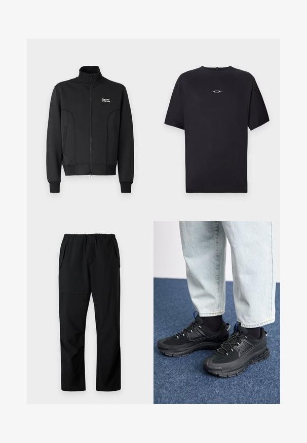 Sort lynlåsjakke lavet af glat, strækbart stof. Har høj krave, sidelommer og et lille hvidt logo på brystet.; Oakley STACKED TEE - T-shirts print - blackout; Sorte afslappede bukser med elastisk talje, to sidelommer og en lynlåslomme på låret, vist fladt på hvid baggrund.; Sorte træningssko med tekstureret stof og gummisåler, udstyret med elastiske snørebånd og en blå detalje på hælen. Bæres med lyse denimbukser.