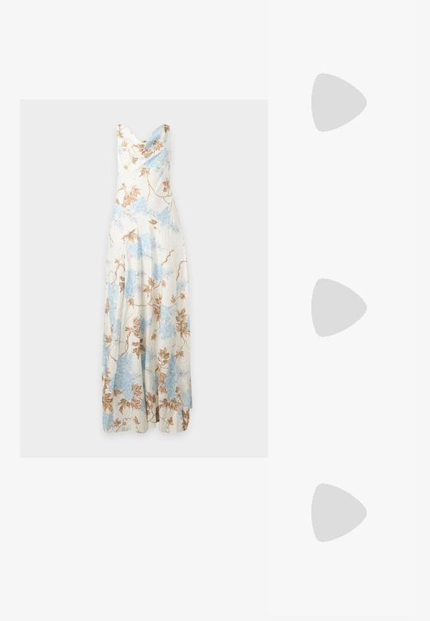 Lang hvid kjole med blåt og brunt blomsterprint og ærmeløs design mod en ensfarvet lys baggrund.; Metallic guld højhælede pumps med spids tå, slank hæl, glat tekstur og minimale syninger på overdelen.; Lille gylden mesh clutch taske med et rynket design og en delvist synlig guldkæde på en ensfarvet hvid baggrund.; Øreringe i guldfarve formet som slanger, pyntet med små klare krystaller på en ensfarvet lys baggrund.