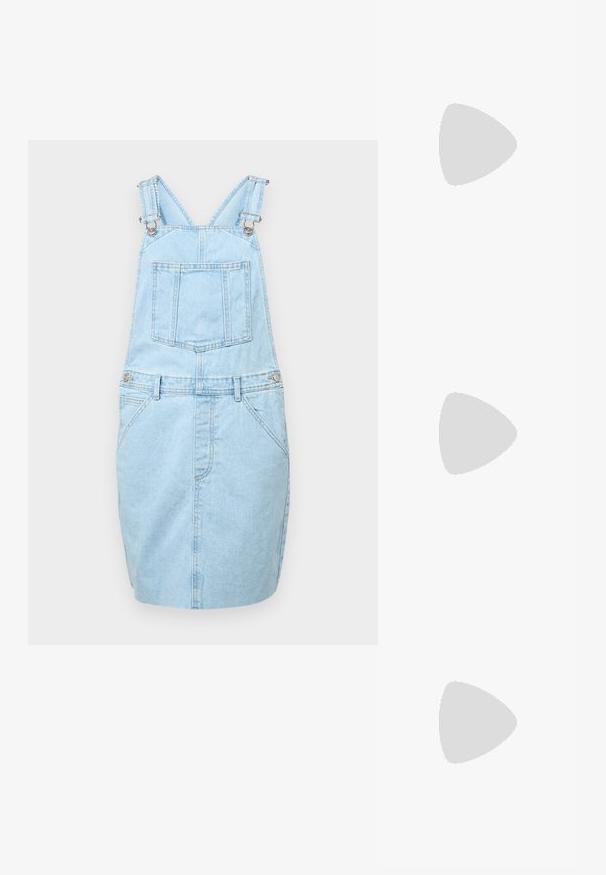 Hellblaues Denim-Trägerkleid mit verstellbaren Trägern, einer Fronttasche und zwei Seitentaschen. Glatte Textur und knielanges Design.; Schwarze Slingback-Schuhe mit Nietenakzenten, flachem Absatz, metallener Zehenschutzkappe und verstellbaren Riemen mit Schnalle. Dekorative Hardware-Details vorhanden.; Weiße Kunstleder-Handtasche mit einer strukturierten dreieckigen Form, einem verstellbaren Einzelgurt und einem Klappenverschluss mit geschwungenen Akzenten.; Goldfarbene Ohrringe in Form abstrakter Hände, mit einer glänzenden Oberfläche, filigranen Details und einem Silber- und Goldstift für sicheren Halt.