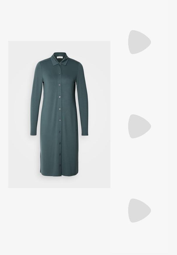 Langærmet skjorte-kjole i en dæmpet teal farve. Fremstillet af glat stof med krave og sidespalter i kanten.; Sorte læder cowboy støvler med spids tå og kraftig hæl, der har en glat finish og slankt design, parret med en grå nederdel.; Sorte cat-eye solbriller med mat finish, der har grå tonede linser, skarpe vinkler og slanke sidearme. Mærkenavnet er synligt på den indre arm.; Orange striktrøje, lyseblå brede bukser, sort læder tote taske og kraftige sorte platform sko. Minimalistisk design, blød tekstur.