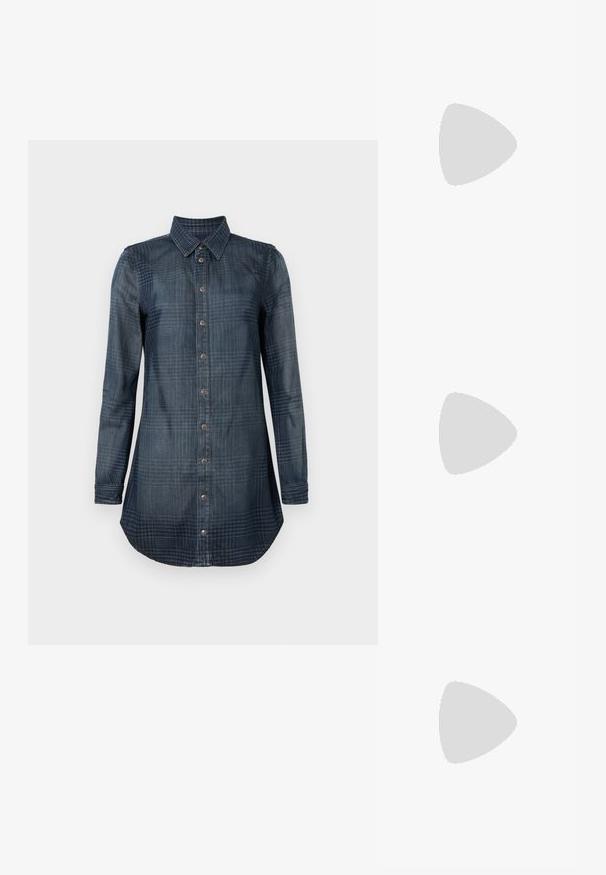Πουκάμισο από denim, σκούρο μπλε με καρό σχέδιο, μακριά μανίκια, εμπρός με κουμπιά και κλασικό γιακά. Ελαφρώς στρογγυλεμένη τελείωμα.; Μαύρες γόβες μποτάκια με τακούνι, με πλεχτό επάνω μέρος σαν κάλτσα, λεία επιφάνεια, στρογγυλή μύτη και στιβαρό τετράγωνο τακούνι για σταθερότητα.; Μαύρα γυαλιά ηλίου με σχήμα γατίσιας ματιού και ματ φινίρισμα, με γκρι φακούς και αιχμηρές γωνίες, καθώς και κομψά μπράτσα. Το όνομα της μάρκας είναι ορατό στο εσωτερικό του μπράτσου.; Μαύρη τσάντα χειρός από δέρμα με ρυτιδώσεις, ρυθμιζόμενο ιμάντα ώμου και μεγάλο μαύρο κλιπ μαλλιών προσαρμοσμένο στον ιμάντα, σε απλό φόντο.