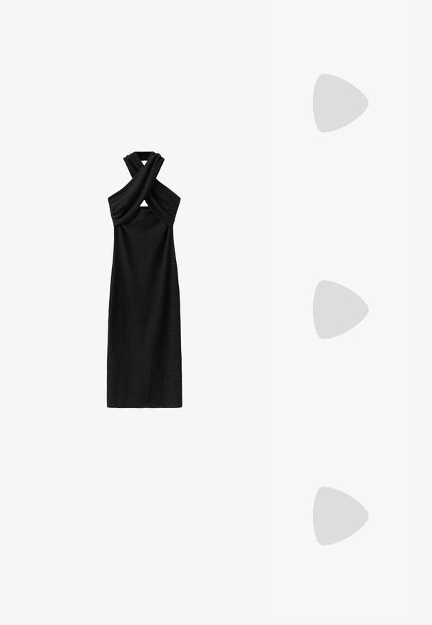 Schwarzes ärmelloses Midikleid mit strukturiertem Stoff und einem verdrehten Neckholder-Ausschnitt, der einen kleinen Frontausschnitt schafft.; Flache graue Flip-Flop-Sandale mit strukturiertem Fußbett und dünnen Y-förmigen Riemen, von der Seite vor einem schlichten hellen Hintergrund gezeigt.; Schwarze Cat-Eye-Sonnenbrille mit matter Oberfläche, grauen getönten Gläsern, scharfen Kanten und schlanken Bügeln. Der Markenname ist auf dem inneren Bügel sichtbar.; Schwarze Schultertasche aus gewebtem Leder mit einem einzelnen geflochtenen Griff und einer weichen, abgerundeten rechteckigen Form.
