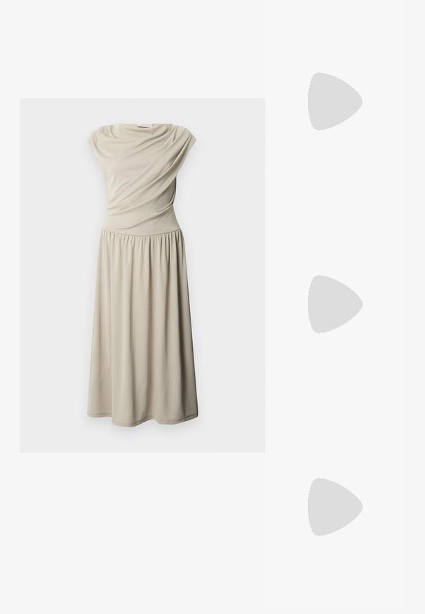 Ærmeløs beige midi-kjole med indsnævret talje og draperede stofdetaljer på overdelen, vist på en ensfarvet hvid baggrund.; Beige patentlæder højhælede pumps med spids tå, ankelrem og kraftig hæl. Glat tekstur med minimale syninger.; Cremefarvet håndtaske med snøre og guld kædestrop samt tekstureret guld cirkulært håndtag på hvid baggrund.; Guldtonet kædehalskæde med seks uregelmæssige, hamret ovale og runde metalplader forbundet sammen og justerbar lås.