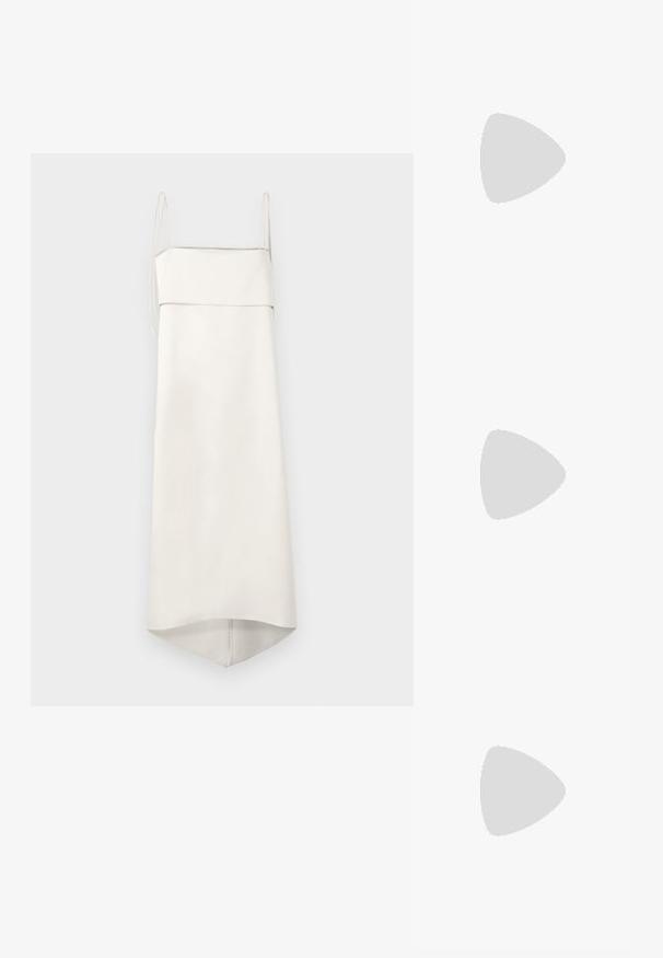 Malina METTE OPEN BACK STRAPPY - Gallakjole - vanilla; Brune læderslidesandal med en beige vævet overdel, flad sål og rund tå. Designet inkluderer en logoakcent på remmen.; Beige vævet håndtaske med hvidt blomsterbroderi, hvid frynsekant, guld twist-lås og guld kæderem med hvidt læder skulderstrop.; Guldtoned lagd necklace med to strenge, en med perler og den anden med en central cirkulær detalje. Justerbar kæde lukning.