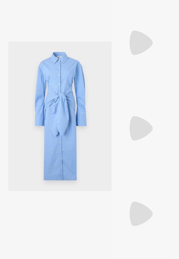 Vestido camisa de rayas verticales azules y blancas con mangas largas, cierre de botones delantero y detalle de nudo anudado en la cintura.; Zapato de piel color crema tipo slip-on con puntera afilada, detalles fruncidos en la parte delantera y un tacón corto y cuadrado.; Pequeño bolso clutch metálico dorado con cierre plateado y cadena en un fondo claro y liso.; Par de pequeños pendientes de botón de tono dorado, robustos, con formas abstractas suaves y curvas sobre un fondo claro.