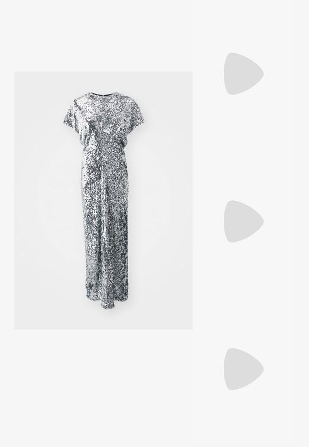 Sølvfarvet palietkjole med korte ærmer, rund halsudskæring og lige silhuet. Teksturen er skinnende og reflekterende.; Sort slingback pumpe med spids tå, prydet med rhinsten. Har et strømlinet design, høj stilettosandalhæl og en glat indvendig foring.; Rektangulær sølv clutch-pung dækket med små rhinsten med en sort og sølv metalramme og låsebeslag.; Sølvfarvede øreringe med flere klare krystalgemstones i dråbe- og marquiseformer, med låse med bøjlestik og detaljeret udsmykning.