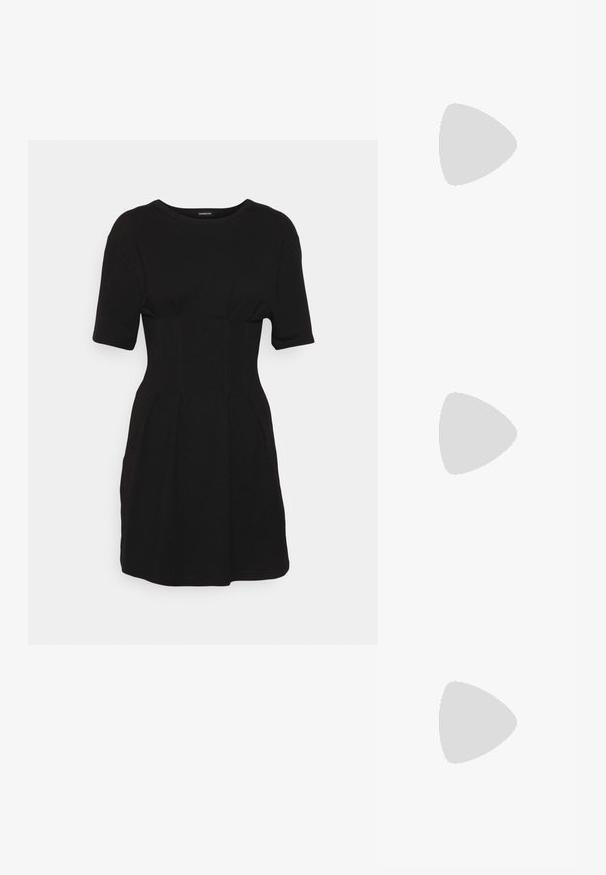 Even&Odd Jerseykjole - black; Sort lædersko med to remme og spænder, med perforerede detaljer, rundet tå og en gul syningsaccent rundt om sålen.; Sorte rektangulære solbriller med kantede stel, der har rosa tonede linser. Inkluderer branding på stængerne og en poleret overflade.; Desigual Skuldertasker - black