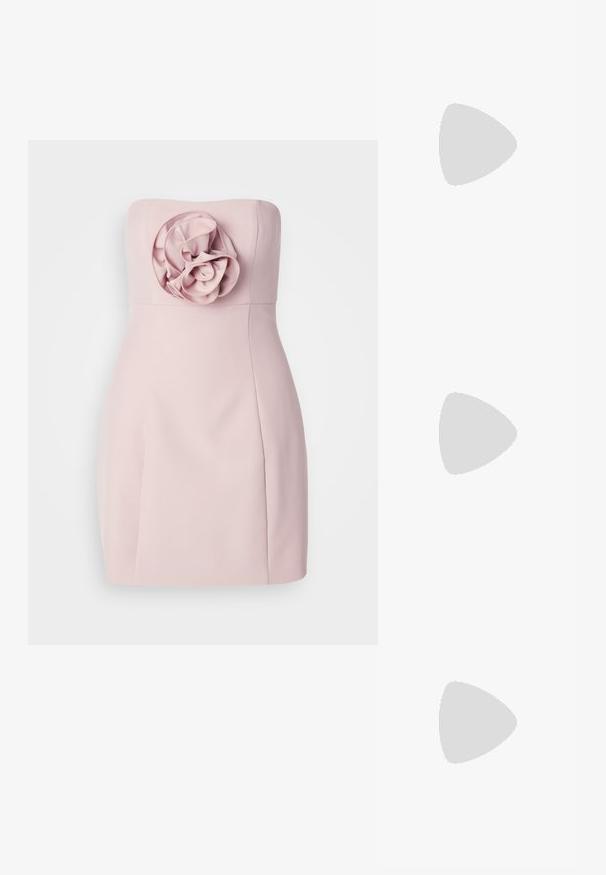 Strapless roze jurk met een textuur bloemaccent aan de linkerkant, getailleerde pasvorm en gladde stof met een minimalistisch ontwerp.; Steve Madden VERO - Hoge hakken - champagne; ALDO FELISIA - Handtas - silver-coloured; Zilveren creolen met grote, gestructureerde vijfbladige bloem bedels die in het midden van elke creool hangen.