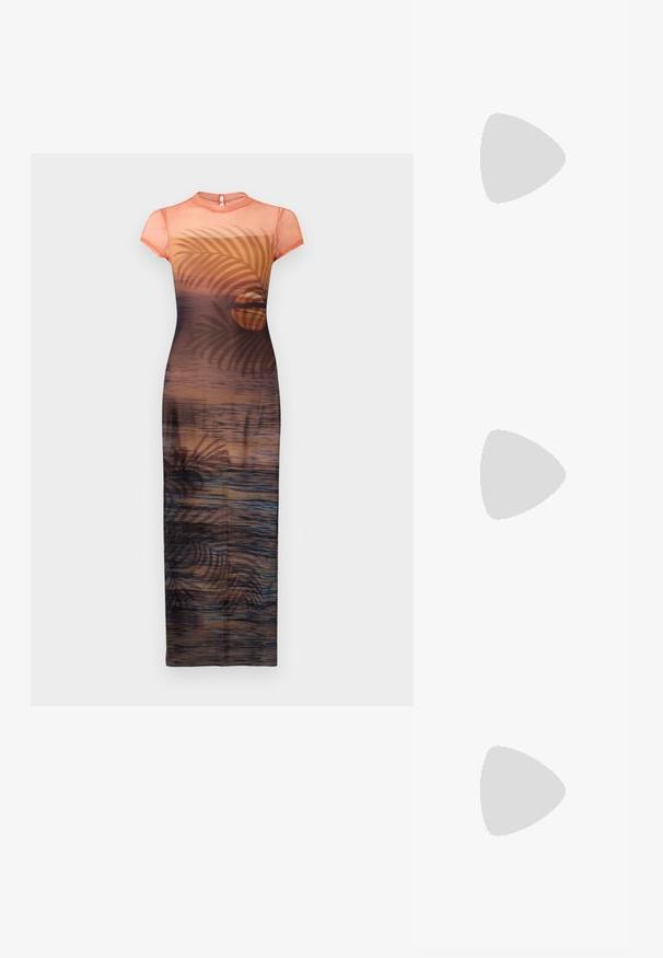Gennemsigtig maxikjole med korte ærmer med solnedgangs- og palmeskygger i varme orange og brune nuancer.; Melissa QUANTUM THONG X DIESEL - Sandaler m/ tåsplit - black; Sort taske lavet af blankt, tekstureret materiale med et cirkulært, snoet håndtag og lynlås. Har et blødt, rynket design.; Sølv metal øreringe med en U-form og en hjerteaccent ved bunden, glat tekstur og en poleret overflade.