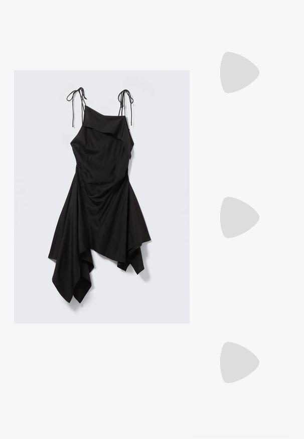 Robe noire asymétrique avec fines bretelles en lien, corsage drapé et ourlet en pointe sur fond gris clair.; Botte en caoutchouc noire montante avec un bout arrondi, un léger talon et une sangle à boucle. Présente le logo "HUNTER" à l'avant.; Lunettes de soleil noires avec un design enveloppant, verres teintés foncés, accents brillants en forme d'étoile et plaquettes de nez ajustables.; Sac à main en cuir noir brillant avec deux poignées, poche avant zippée, sangles décoratives et ferrures métalliques argentées.