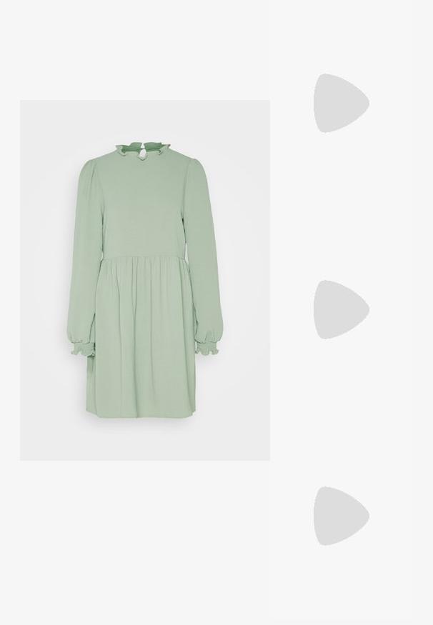 ONLY ONLMETTE HIGHNECK DRESS - Hverdagskjole - green; RAID BLICK - Høje støvler/ Støvler - black; Hvid taske i faux læder med en struktureret trekantet form, enkelt justerbart skulderstrop og en flaplås med kurver.; Sølv hoops med en bølget, uregelmæssig tekstur. Har en tynd, cirkulær form og en reflekterende finish.