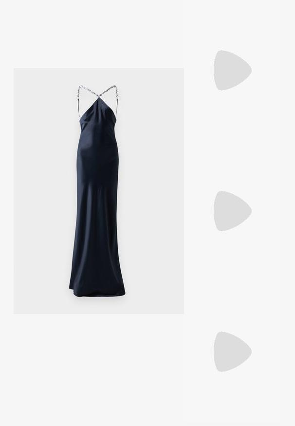 Robe en satin bleu marine, longue et ajustée, avec des bretelles spaghetti. Présente un dos croisé avec un accent en chaîne argentée. Texture lisse et soyeuse.; Chaussures à talons en métal doré avec un bout arrondi, une sangle de cheville et un talon bloc. Texture lisse avec une finition brillante et un design à sangles croisées.; Pochette argentée brillante avec rabat style enveloppe et garniture décorative, petite bandoulière chaîne argentée, sur fond clair uni.; Boucles d'oreilles en argent présentant un design en cascade avec plusieurs rangées de strass scintillants, des pointes effilées et de délicates nuances de chaîne.