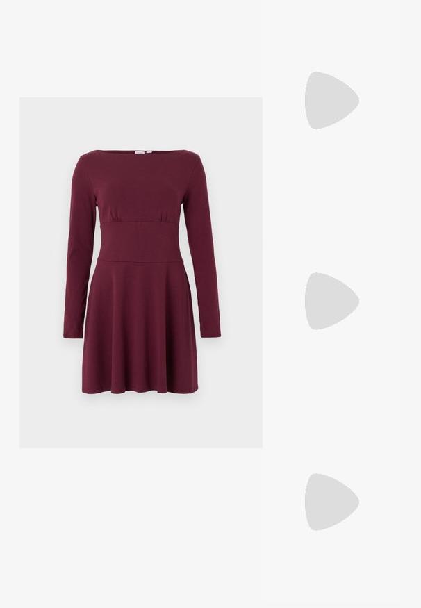Lang mouwen, bordeauxrode jurk tot op de knie met een getailleerde taille en een boothals, weergegeven op een effen witte achtergrond.; Bruine laars tot de knie gemaakt van glad synthetisch leer, met een robuuste zwarte plateauzool en minimale stiksels voor een strakke uitstraling.; Zwarte gevoerde handtas met een ronde handgreep, met een gladde, glanzende oppervlakte en een zachte, gewatteerde textuur. Geen zichtbare metalen onderdelen of accenten.; Zilverkleurige metalen creolen oorbellen met een glad, licht gebogen oppervlak en sluitingen met haaksluiting op een effen witte achtergrond.