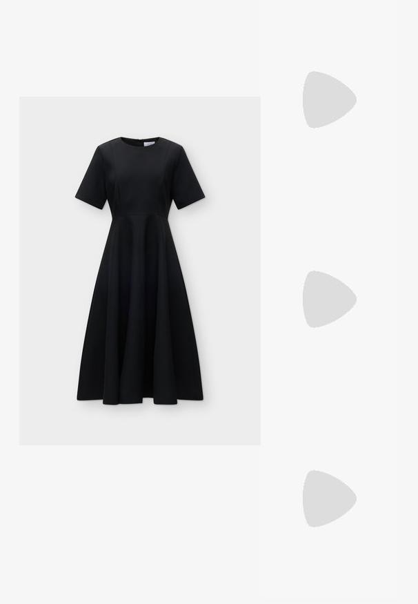 Sort midi-kjole med korte ærmer, tætsiddende overdel, udvidet skørt og rund halsudskæring, vist på en ensfarvet lys baggrund.; Sort læder midi skirt med en glat tekstur; har en talje og sidelommer. Sammen med blanke sorte højhælede sko.; Sort læder håndtaske med to langstrakte håndtag, lynlåslukning og afrundet form; glat tekstur med en subtil blank finish.; Sølv hoop ørestik med en poleret overflade, prydet med små guld accenter og en rund form, båret på øreflippen.