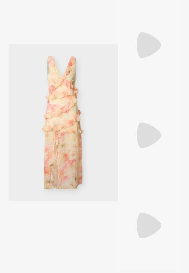 Vestido maxi sin mangas en tonos pastel rosa y durazno con estampado floral, volantes en capas y escote pronunciado en V sobre un fondo liso.; Mula beige con puntera puntiaguda, tacón curvado de altura media y detalles mínimos de costura cerca de la abertura sobre un fondo blanco.; Bolso de tela texturizada color crema con asas superiores y un pequeño detalle de lazo atado en el centro del frente.; Pendientes de perla con un diseño delicado que combina perlas pequeñas y medianas, color crema y una forma que asemeja a un lazo.