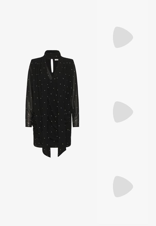 Robe noire à manches longues avec manches transparentes, petits pois de couleur claire, col montant, découpe en forme de trou à l'avant et coupe ample et drapée.; Bottine en cuir noir avec un bout pointu et un talon mince de hauteur intermédiaire. Présente des lignes épurées et des détails de couture minimaux.; Sac à main en daim noir avec garniture en cuir, poignée courte et fermoir argenté sur le rabat avant.; Boucles d'oreilles en argent avec une forme organique et abstraite. Surface lisse et brillante avec un design effilé. Présente des courbes subtiles et un détail central en ligne.