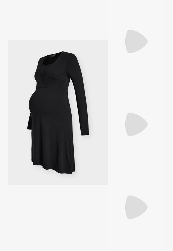 Schwarzes Umstandskleid mit langen Ärmeln, tailliertem Oberteil und ausgestelltem Rock, entworfen für Komfort und Stil während der Schwangerschaft.; Schwarzer kniehoher Stiefel aus Leder mit spitzer Zehe und schlankem Absatz. Glatte Textur und minimalistisches Design, mit einem hohen Schaft ohne Verzierungen.; Grüne Leder-Hobo-Tasche mit einem lässigen Design, gebogenem Griff und glatter Textur. Enthält keine sichtbaren Beschläge oder Akzente.; Silberne Metallohrringe mit einem wellenförmigen, skulpturalen Design, das eine polierte Oberfläche und unregelmäßige Formen aufweist, die eine zeitgenössische Ästhetik betonen.