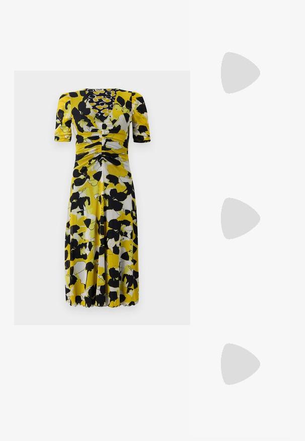 Vestido de estampado floral con un patrón amarillo, negro y blanco, escote en V, mangas cortas y detalles fruncidos en la cintura.; Chanclas negras con una amplia correa en forma de V, hechas de goma. Llevadas con jeans rectos de color azul claro, que muestran un denim texturizado.; Gafas de sol con un marco octagonal blanco, bordes negros y lentes grises. Un detalle del logo dorado en el lateral añade un acento distintivo.; Bolso de mimbre negro con forma de concha de vieira con parte superior curva y textura tejida sobre un fondo liso.