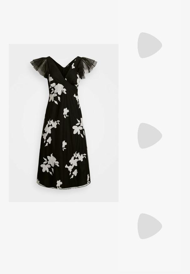 Sort kjole med hvid blomsterbroderi, V-hals og gennemsigtige sorte tyl flutterærmer. A-linje silhuet med knælang kant.; Brune læder højhælede sandal med et elegant design, justerbar ankelrem og subtil guldspænde accenter. Åben tå og glat tekstur.; Rektangulær guld clutch taske med skinnende overflade, metal-lås og kort guldkædehank mod en lys ensfarvet baggrund.; Guldtonede øreringe med et blomstermotiv, prydet med perleaccent og en større perledrop. Udsmykket med små, klare krystaller.