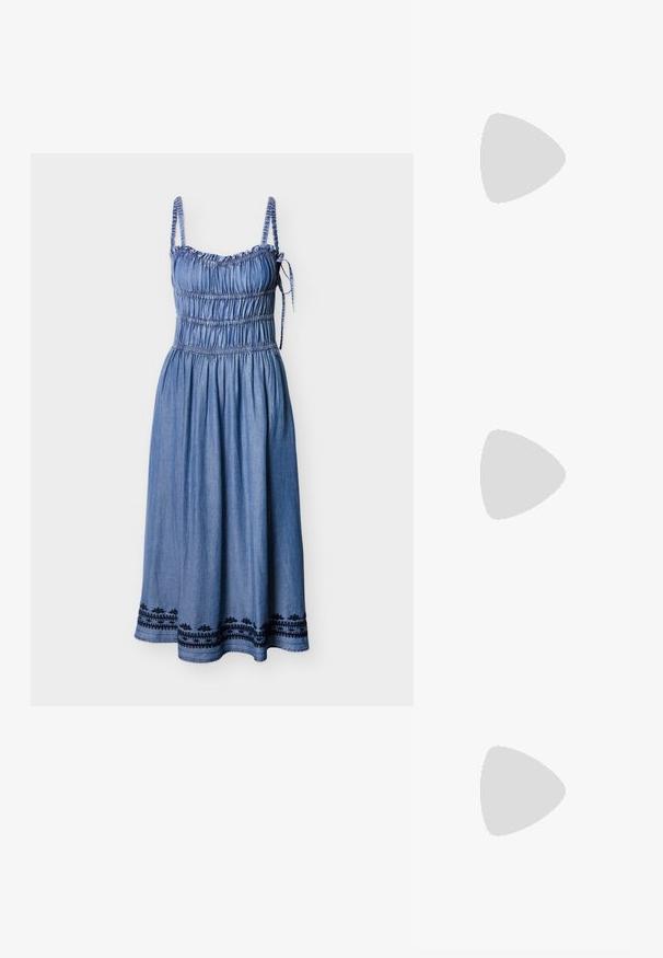 Vestido de mezclilla con tirantes finos ajustables, cuerpo fruncido y falda de volantes. Presenta detalles bordados en negro en el dobladillo.; Mules con una parte superior de tela con un patrón azul que presenta un detalle de hebilla dorada, punta cuadrada y un pequeño tacón de kitten.; Bolso de mano de cuero tejido color granate con asa curva, ribete blanco, cremallera plateada y correa desmontable de tela ancha para el hombro sobre fondo liso.; Pendientes en forma de corazón plateados que presentan piedras claras facetadas, con un marco texturizado. El conjunto incluye estilos de perno y tipo gota.
