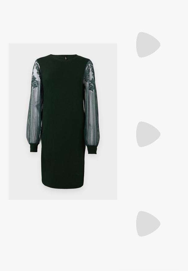 Donkergroene jurk met een ronde hals, lange doorschijnende mouws met een patroon en nauwsluitende manchetten. Soepele stof, knielange snit met elegante details.; Zwarte leren kniehoge laars met een spitse neus en een lage kittenheel, voorzien van een decoratieve zilveren gesp bij de enkel. Gladde textuur.; Zwarte leren rechthoekige handtas met klep en twee lange handvatten tegen een effen witte achtergrond.; Zwarte leren riem met een grote zilveren metalen gesp met ingewikkelde details en decoratieve accenten aan beide uiteinden.