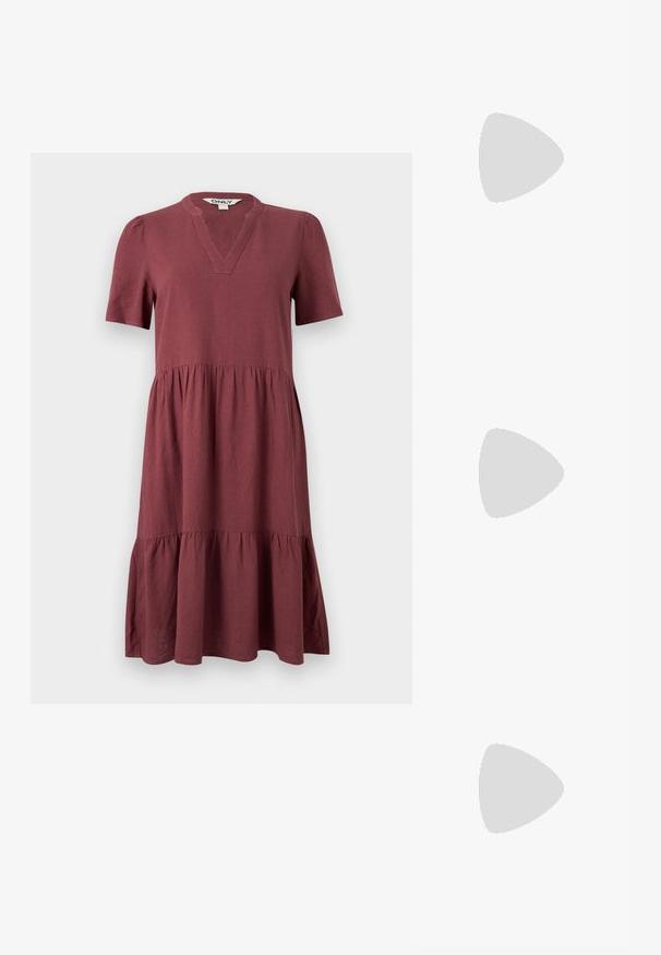 Kleid mit kurzen Ärmeln in Mauve, gestuft, mit V-Ausschnitt und gerafften Taillenpanele, in Midi-Länge, aus weichem Stoff gefertigt.; Dunkelburgunderfarbene knielange Stiefel mit Krokodillederstruktur und Blockabsatz vor weißem Hintergrund, seitlich dargestellt.; Dunkelrote gewebte Ledertasche mit gebogenem Griff, weißem Besatz, silbernem Reißverschluss und abnehmbarem breitem Stoff-Schulterriemen vor einfarbigem Hintergrund.; Silberne, sternförmige Creolen mit einer glatten, polierten Oberfläche auf weißem, schlichtem Hintergrund.