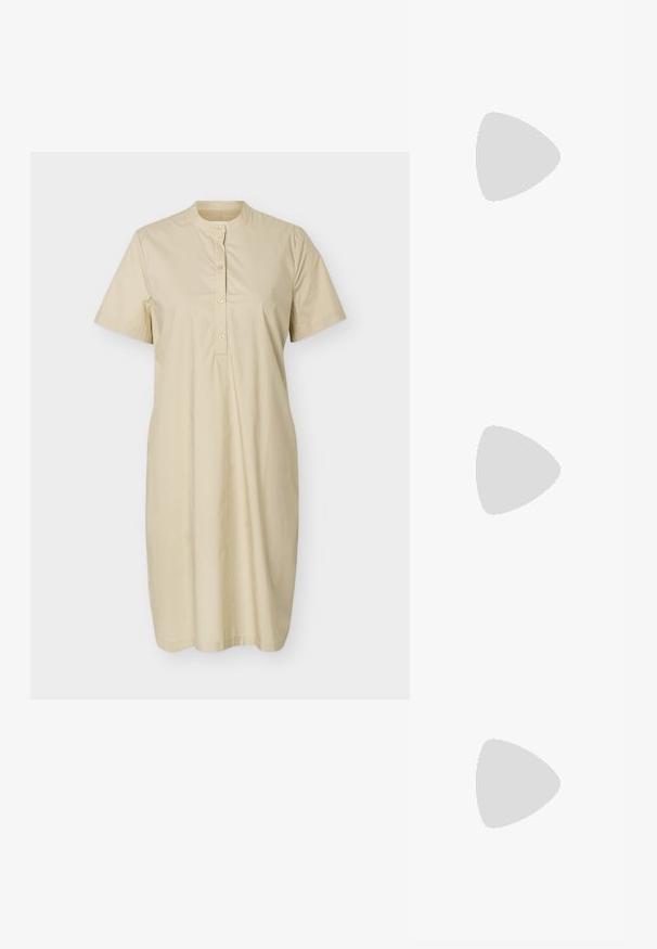 Vestido beige de manga corta hasta la rodilla con cuello mao y tapeta con cuatro botones en la parte delantera.; Pies con sandalias Birkenstock beige con hebillas de oro, combinadas con jeans de mezclilla azul oscuro enrollados en los puños, de pie sobre un suelo de madera.; Gafas de sol con lentes rectangulares marrones, montura delgada de metal dorado y patillas con patrón de carey sobre un fondo blanco.; Pendientes de aro de oro con una superficie lisa y reflectante, que presentan un diseño redondeado y robusto, además de un cierre de bisagra para facilitar su uso.