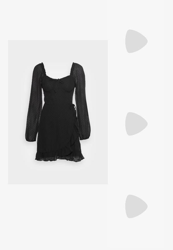 Hollister Co. DRESS - Freizeitkleid - black; Schwarze Wildleder-Peeptoe-Sandale mit hoch gelegener Plateausohle, Knöchelriemen mit silberner Hardware, offenem Zehenbereich und glatter Textur.; Schwarz-silberne Handtasche mit einer strukturierten Oberfläche, die ein Diamantmuster aufweist, einem geknoteten Griff und einer strukturierten Form.; Silberne Creolen mit einem verdrehten Design, das eine strukturierte Oberfläche und einen sicheren Verschluss aufweist. Leicht und reflektierend mit einer eleganten Oberfläche.