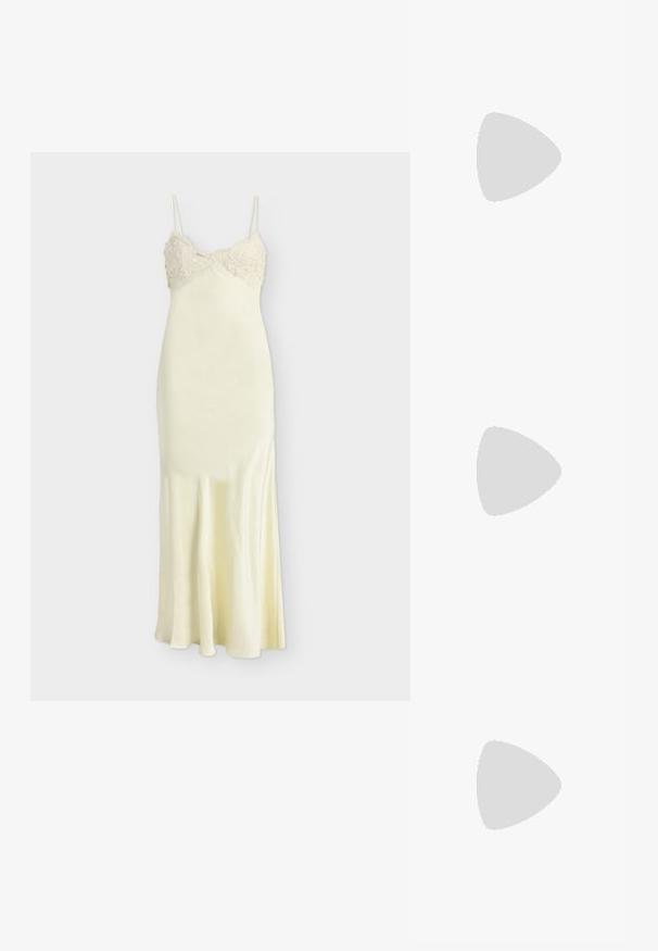 Bardot ELISAN MAXI DRESS - Cocktailkleid/festliches Kleid - ivory; Beiger Leder-Pumps mit hohem Absatz, spitz zulaufender Schuhspitze, glatter Textur und schlankem Stiletto-Absatz. Minimalistisches Design ohne zusätzliche Verzierungen.; Cremfarbene Clutch mit glatter Oberfläche, rechteckiger Form, goldfarbener Beschläge und abnehmbarem Kettenriemen.; Goldene Hakenohrringe, die jeweils eine große weiße ovale Perle mit glatten, reflektierenden Oberflächen auf weißem Hintergrund halten.