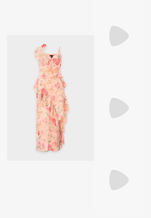Mouwloze perzikkleurige bloemenjurk met asymmetrische ruches en dunne schouderbandjes op een effen achtergrond.; Nude lakleren hoge hak sandaal met een dunne enkelband en ronde gesp, open teen ontwerp en een slanke stilettohak.; Rechthoekige beige gestructureerde clutch met goudkleurige kettingband en goudkleurig sluiting versierd met strass steentjes op witte achtergrond.; Gouden oorbellen met ongelijkmatig gevormde witte parels met een gladde oppervlakte, bevestigd met een draad haak.