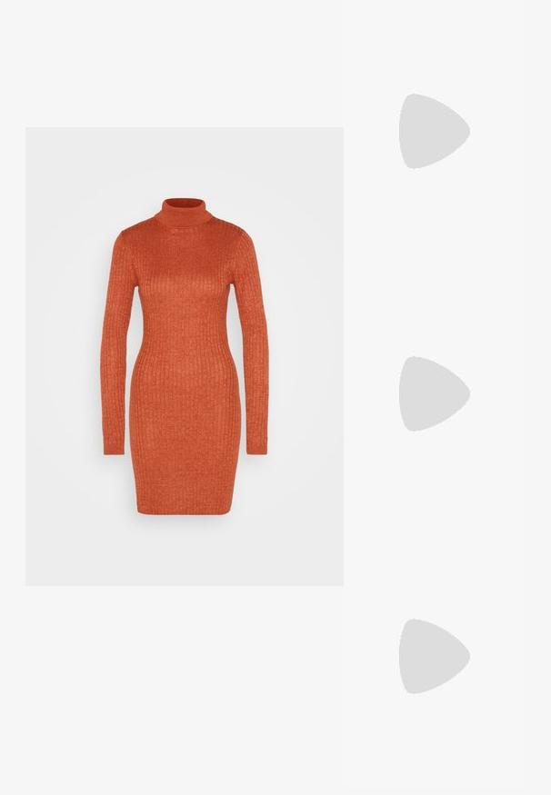 JDY JDYNOVALEE  ROLL NECK DRESS - Etuikleid - burnt brick melange; Knöchelhohe weiße Gummistiefel mit einer robusten Sohle und elastischen seitlichen Einsätzen. Verfügt über Zuglaschen an der Oberseite für leichteres Anziehen. Glatte Textur.; Cremfarbene Leder-Schultertasche mit einer Halbmondform, dünnem Schulterriemen und subtilen Stichdetails. Minimalistisches Design mit goldfarbenen Hardware-Akzenten.; Ohrringe in silberfarbener Ausführung mit einem gedrehten Ohrringdesign, das eine strukturierte Oberfläche und gerippte Details aufweist, gesichert mit einem Steckverschluss.
