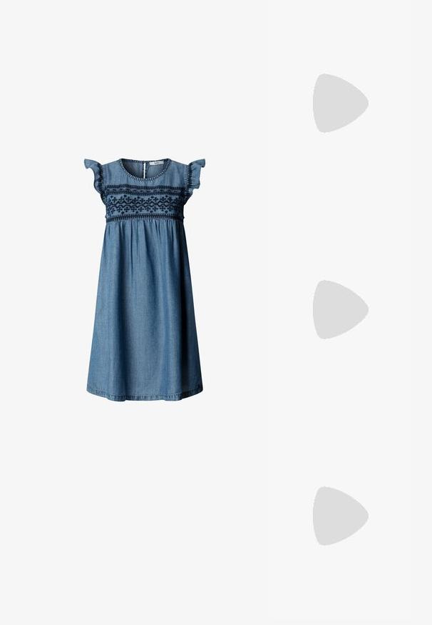 Blå denimkjole med flutterærmer og broderet blomsterprint hen over brystet, med rund halsudskæring og samlet talje.; Sort læder Mary Jane-sko med rund tå, ankelrem og sølv spænde detalje. Har en flad, chunky sål og en sløjfe akcent.; Mørkebrun rektangulær læder skuldertaske med top-håndtag, lynlåslomme foran og blomsterformet lædervedhæng på lynlåstrækkeren.; Metalliske guldøreringe i en snoet design. Rund form med en glat, shiny overflade og nålelukning. Substantial bredde og dybde.