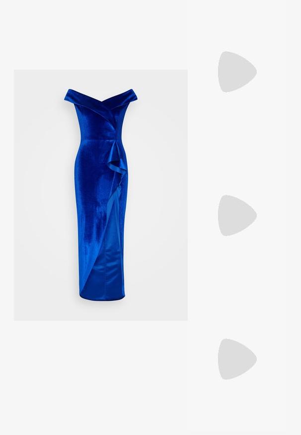 Blå fløjlskjole med off-the-shoulder design, der har et kaskade-ruffle detajle og en slids op til låret på den ene side.; Anna Field by Zalando Pumps - dark blue; Sølvmetallic clutchtaske med vævet netdesign, rektangulær form og en kædestrop til at bære. Glat tekstur og poleret finish.; Lange sølvøreringe med en række klare, facetterede krystaller i kaskadeformede strenge med varierende længder og former.