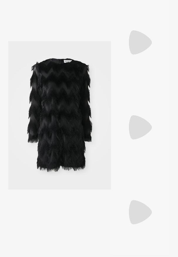 Zwarte jurk met een zigzagpatroon, gemaakt van textuurstof met franjes langs de mouwen en het lichaam, ronde halslijn en lange mouwen.; Zwarte kniehoge laarzen van een glad materiaal, met een subtiel gestikte patroon en zilverkleurige hak. Gecombineerd met een roze satijnen jurk.; Zwarte leren handtas met een geplooid ontwerp, een enkele schouderband, zilverkleurige metalen omlijsting en twee grote ronde zilveren sluitingen.; Een paar zilveren metalen oorbellen met een open draadkooi-ontwerp en gladde centrale ovale vormen die gebogen schaduwen werpen op een witte achtergrond.