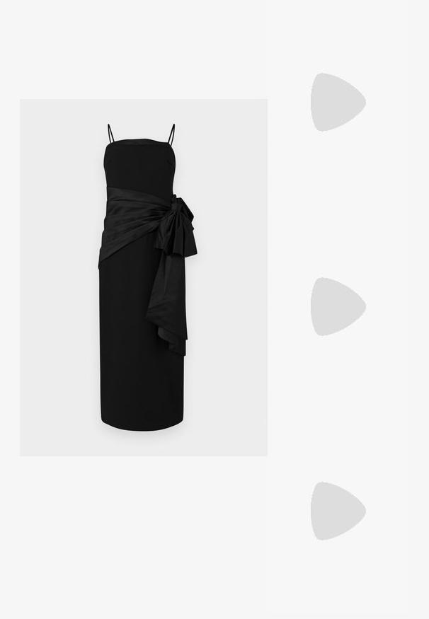 Robe noire avec des bretelles fines, coupe droite, et une ceinture en satin drapée avec un nœud sur le côté. Texture lisse et design minimaliste.; Sandale à talons hauts en cuir noir avec une fine bride de cheville, bout ouvert et un talon élégant et courbé. Semelle texturée et design minimaliste.; Petit sac à main noir brillant avec deux longues anses et des détails à cordon sur les côtés sur un fond clair uni.; Deux paires de Boucles d'oreilles créoles géométriques dorées sur une surface blanche unie, une paire carrée et pleine, une paire rectangulaire et creuse.