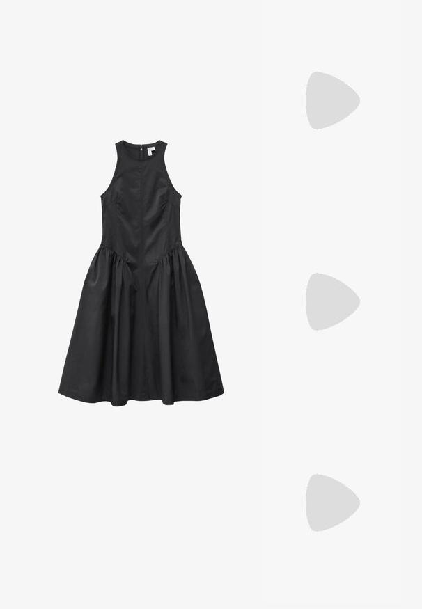 Zwarte mouwloze midi-jurk met hoge halslijn, aansluitend lijfje, geplooide taille, uitlopende rok en ritssluiting aan de achterkant.; Melissa QUANTUM THONG X DIESEL - Teensandalen - black; Zwarte rechthoekige zonnebril met gele lenzen. Kenmerken zijn onder andere dikke monturen en een hoekig ontwerp met een gladde, glanzende afwerking.; Zwarte leren clutch met een gestructureerd frame, geplooide details en een smalle polsband, op een witte achtergrond.