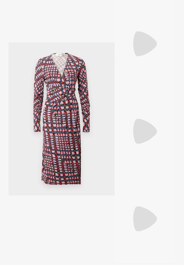 Vestido envolvente de manga larga con un patrón abstracto a cuadros en rojo, negro, blanco y azul, y escote en V.; Sandal de tacón alto rosa con acentos de mariposa, hecho de material suave. Cuenta con tirantes delgados y un tacón esbelto.; Gafas de sol de plástico rojo con montura cuadrada, lentes gris oscuro y detalles laterales. Diseño ligero adecuado para el uso casual.; Pendientes de gota de metal plateado con una superficie suave y reflectante, en forma de lágrima, que presentan un diseño sin costuras y sin embellishments visibles.