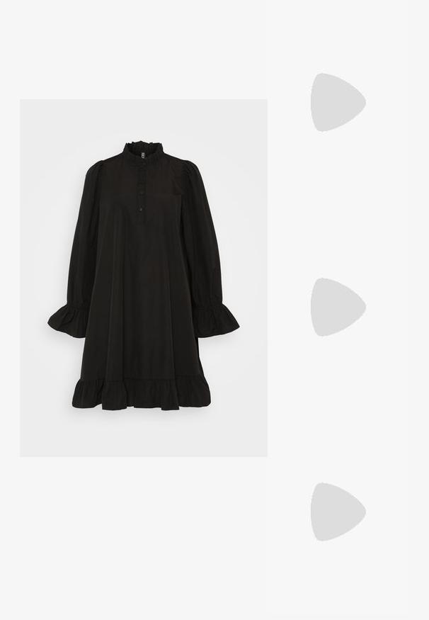 Robe noire avec un col montant froncé, de longues manches bouffantes, une fermeture à boutons sur le devant et un ourlet évasé à volants. Fabriquée en tissu léger.; Bottes noires au-dessus du genou en suede doux, avec un talon épais, une semelle plateforme et un détail en lacets en haut pour un ajustement réglable.; Sac à main en forme de cœur rouge, fabriqué en cuir lisse, avec un accent en chaîne dorée et une poignée supérieure, doté d'une bandoulière amovible.; Boucles d'oreilles en argent avec un design allongé et épuré. Fabriquées en métal poli, présentant une texture lisse et un style minimaliste.