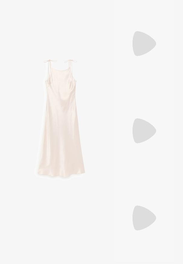 Hellrosa Satin-Negligé mit dünnen, verstellbaren Trägern und geradem Ausschnitt, auf weißem Hintergrund präsentiert.; Beige High-Heel-Sandale mit dünnen Riemen, die mit kleinen Strasssteinen verziert sind, und einem verstellbaren Knöchelriemen mit Schnalle, im Profil vor weißem Hintergrund gezeigt.; Rechteckige silberne Clutch-Tasche, bedeckt mit kleinen funkelnden Strasssteinen und mit einem dreieckigen Klappenverschluss.; Goldene Ohrstecker mit strukturierten quadratischen Oberseiten, die verschiedene klare Edelsteine und Perlen zeigen, jeweils mit einer großen, tropfenförmigen Perle, die darunter baumelt.