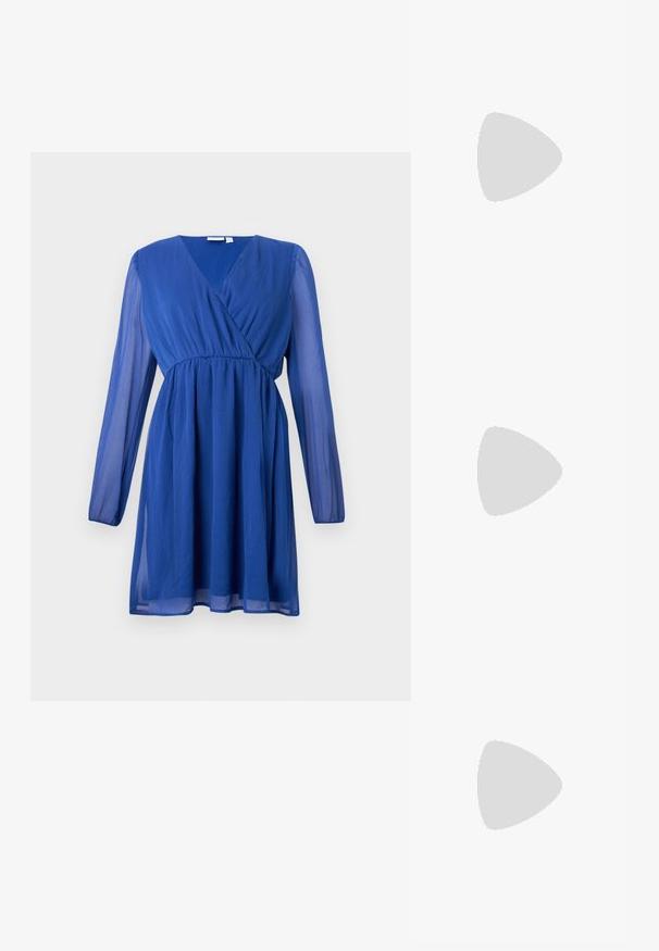 Vestido largo de gasa azul con mangas largas, escote en V, cintura fruncida y falda fluida sobre fondo liso.; Sandalia de tacón alto de ante negro con suela de plataforma, tira en el tobillo con herrajes plateados, diseño de punta abierta y textura suave.; Pequeño bolso negro brillante con dos asas largas y detalles de cordón lateral sobre un fondo claro liso.; Pendientes de plata con una forma orgánica y abstracta. Superficie lisa y brillante con un diseño cónico. Presentan suaves curvas y un detalle de línea central.