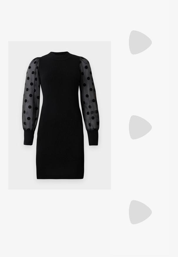 Vestido negro acanalado con cuello alto y largas mangas de tul con lunares, silueta ajustada y puños negros sólidos en los extremos de las mangas.; Zapatos de charol negros con una suela de plataforma gruesa y cordones gruesos. Punta redondeada, detalles mínimos y una pequeña lengüeta en la parte trasera.; Bolso de mano negro y plateado con una superficie texturizada que presenta un patrón de diamante, un asa anudada y una forma estructurada.; Pendientes de aro en tono plateado con forma redonda y un acabado pulido. Ambos pendientes son del mismo tamaño y cuentan con un mecanismo de cierre seguro.