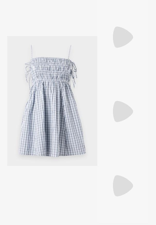 Robe à carreaux bleus et blancs avec un corsage froncé, des bretelles fines et une jupe fluide, fabriquée en tissu léger. Comprend des détails à cordon de serrage.; Sandale blanche à semelle plate avec une sangle texturée et une semelle ronde et surélevée. Le matériau semble lisse et durable avec un motif subtil.; Lunettes de soleil noires avec une monture rectangulaire élégante et des verres bleus. Présente une texture lisse et des branches robustes. Logo de la marque sur le côté.; Sac en osier noir et blanc de forme arrondie, avec une surface texturée et une poignée tressée. Convient à un usage décontracté.