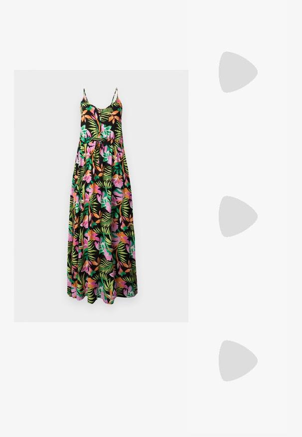 Schwarzes ärmelloses Maxikleid mit pinken, orangefarbenen und grünen tropischen Blumen- und Blattmustern, dünnen Trägern, geknöpftem Vorderteil und geraffter Taille.; Schwarze Wildledersandale mit einem breiten Riemen, Knöchelverschluss und einer geschichteten Keilsohle, die natürliche Texturen und ein geflochtenes Muster aufweist.; Geflochtener Strohtote mit abgerundeten Griffen, quadratischem Muster und zwei hängenden Quasten mit Holzperlen vor einfarbigem Hintergrund.; Goldene, mondförmige Ohrringe mit glatter Oberfläche, die orangefarbene Akzente nahe dem Stecker und silberne Beschläge aufweisen.