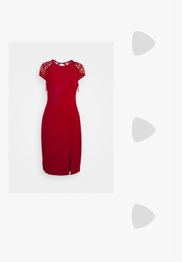 Even&Odd by Zalando Etui-jurk -  red; Zwarte suède hoge hakken sandaal met een platformzool, enkelband met zilveren beslag, open teen ontwerp en een gladde textuur.; Zwarte clutch tas gemaakt van suede met een textuurafwerking, voorzien van een gouden schouderband en een strakke, hoekige vorm.; Gouden gedraaide oorringen met een gladde afwerking, voorzien van een transparante achterkant en goudkleurige hardware.