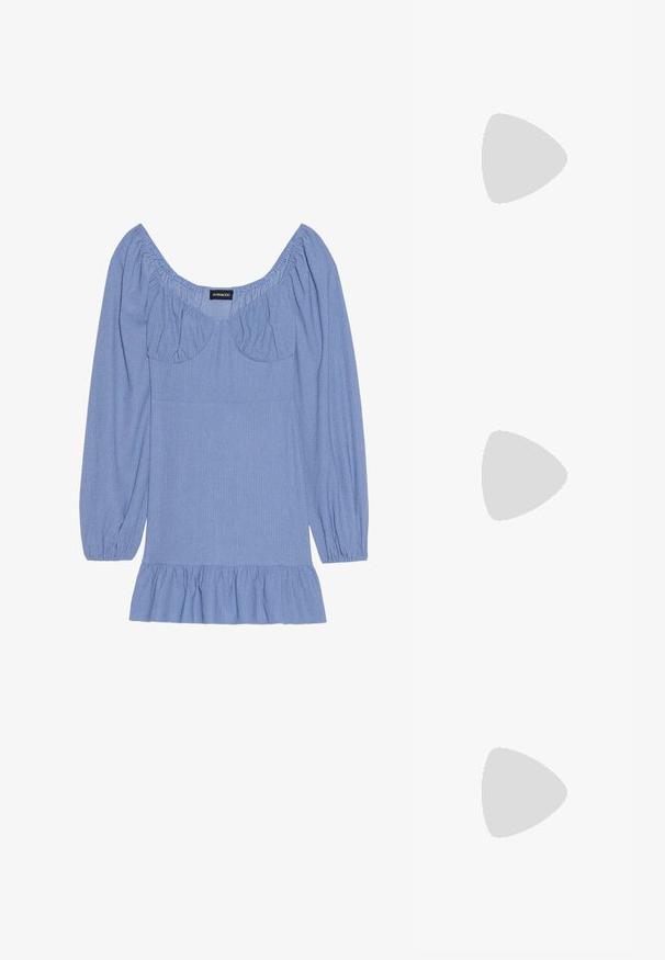 Blouse bleue texturée avec de longues manches bouffantes, un large décolleté et un ourlet froncé. Présente des accents froncés au niveau des épaules et de la poitrine.; Botte de cowboy en cuir noir avec un bout pointu, un talon bas empilé et un motif de feuilles embossé complexe sur la tige. Boucle en haut pour un enfilage facile.; Sac d'épaule rectangulaire noir avec une sangle réglable unique et une fermeture éclair supérieure sur un fond uni.; Boucles d'oreilles en or en forme de cerceau, avec une finition lisse et polie. Forme circulaire, dotées d'un fermoir sécurisé sur le dessus. La surface reflète la lumière.