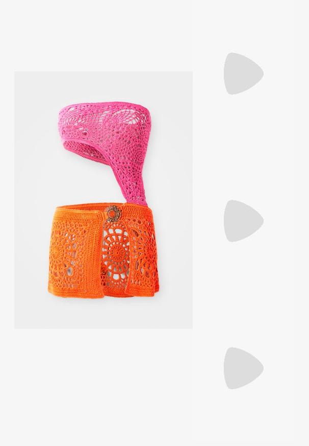 Haut au crochet en rose et orange, présentant un design asymétrique avec des motifs floraux et des découpes. Fabriqué en fil texturé.; Tongs en caoutchouc orange vif avec semelle texturée et bride en forme de Y sur fond blanc uni.; Lunettes en métal doré avec des verres ovales, des branches fines et des plaquettes de nez transparentes. Présente des accents subtils sur les charnières et des verres transparents.; Sac fourre-tout corail avec un design texturé et froncé. Fabriqué en tissu doux, il dispose de deux poignées robustes et d'un intérieur spacieux.