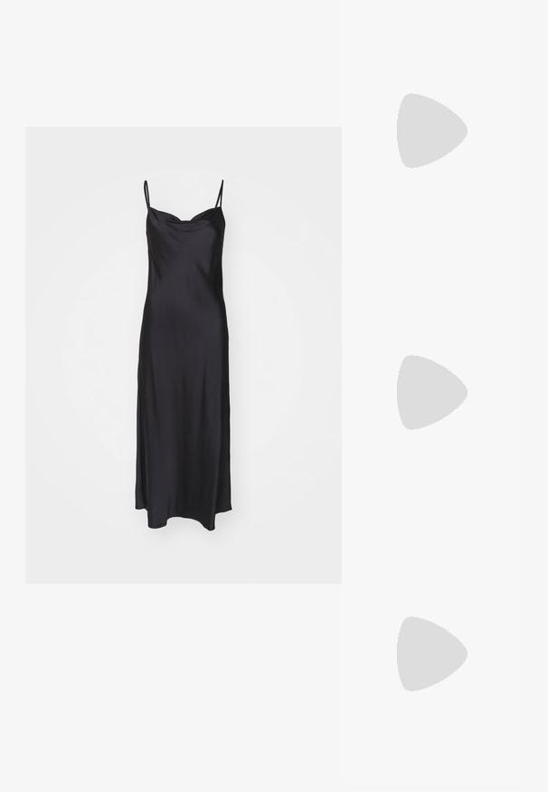 Schwarzes Satin-Nachthemd mit dünnen Spaghettiträgern, einer glatten Textur und einem taillierten Oberteil, das in eine A-Linien-Silhouette übergeht.; Schwarze Leder-Pumps mit hohem Absatz, spitzem Schuhkopf und schlankem Stiletto-Absatz. Die glatte Textur und die minimalen Details verleihen ein klassisches Design.; Glänzende schwarze Clutch mit abstrakter, strukturierter Oberfläche und kleinem Metallverschluss oben, vor weißem Hintergrund dargestellt.; Goldene Tropfenohrringe mit runden, klaren Edelsteinen an der Basis. Texturierter Oberbereich mit kleinen, runden Akzenten entlang des Creolen.
